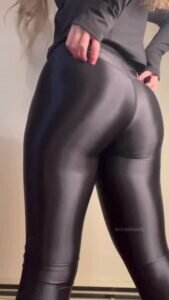 shiny leggings are so much fun🤭