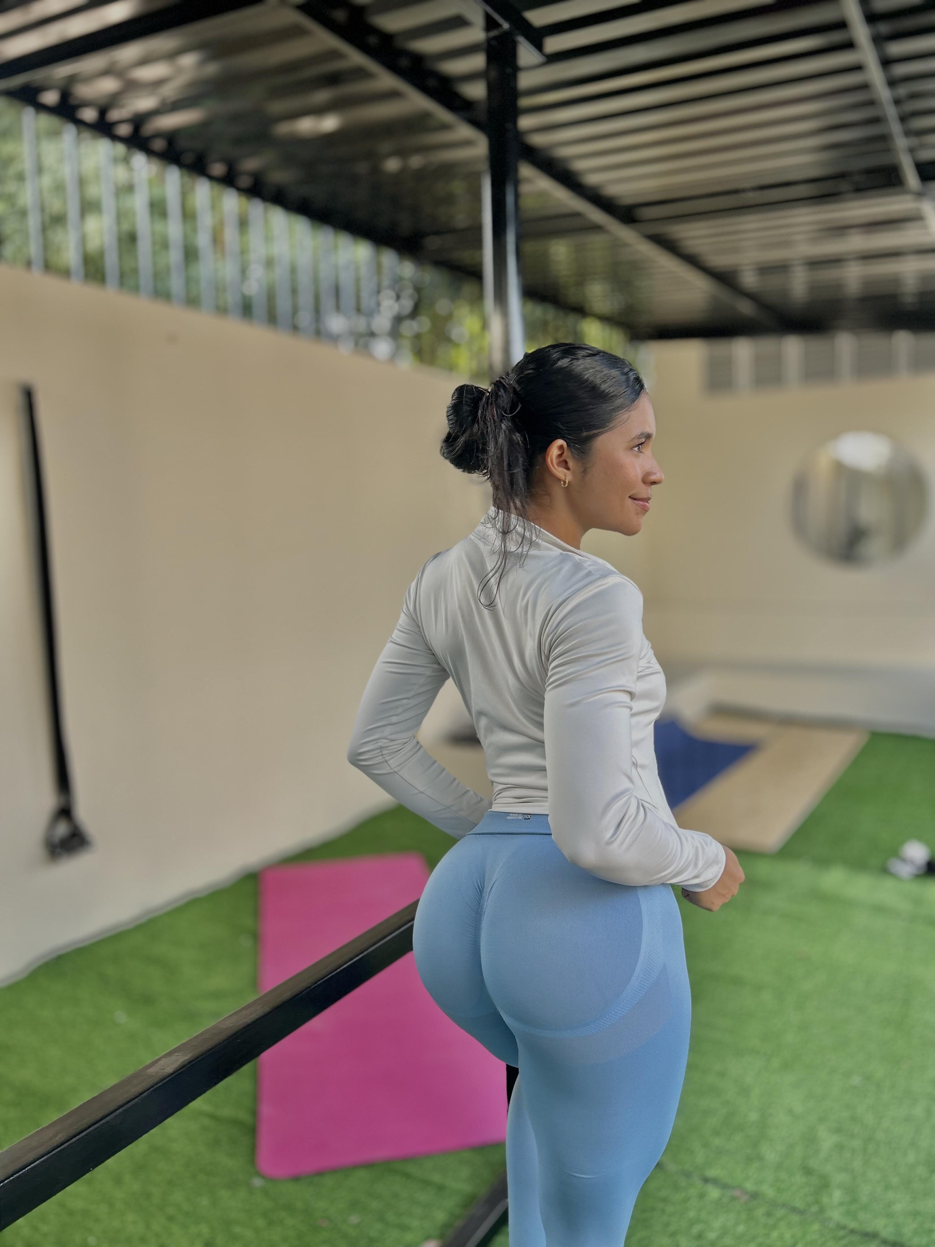 Do you like my blue yogapants